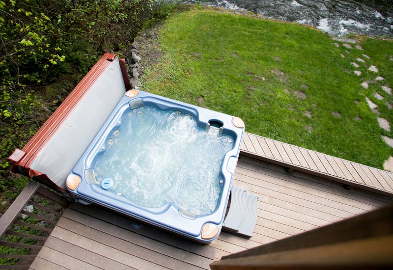 Lazy Bears Creekside cabin hottub